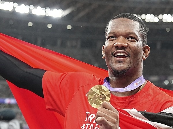 甚至一所中, 在第四轮再, 战成名