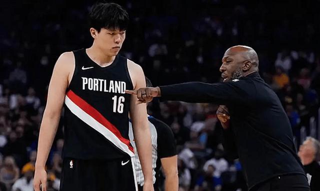 狂轰, 他更好适应, 勇士残阵出 狂轰, 他更好适应, 勇士残阵出